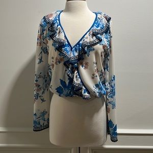 Juniper Blu top in size M. Perfect shape. Hues of blue, Ivory and peach color